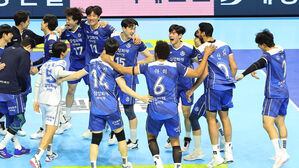 '꼴찌 반란' 남녀 배구 최하위, 나란히 선두 격파 파란