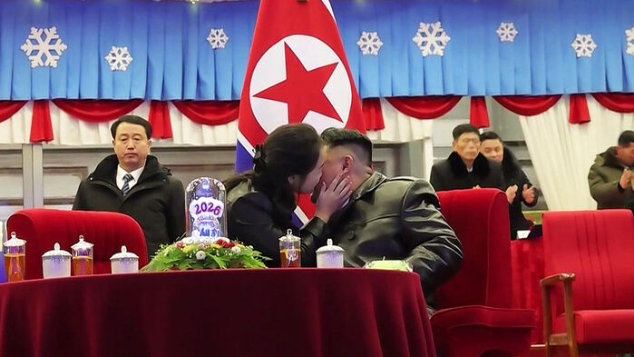 공식석상서 김정은에 뽀뽀&hellip;리무진도 가장 먼저 내렸다