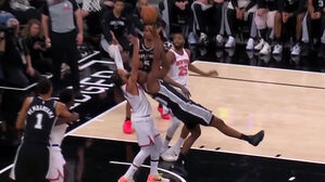 몸 뒤로 던졌는데 '쑥'&hellip;NBA 행운의 득점