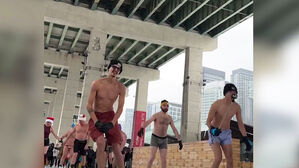 웃통 벗고 우르르&hellip;겨울 폭풍 휩쓴 캐나다 '이한치한'