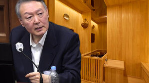 "통로 따라갔더니&hellip;" 윤석열 대통령실 비밀 공간 나왔다