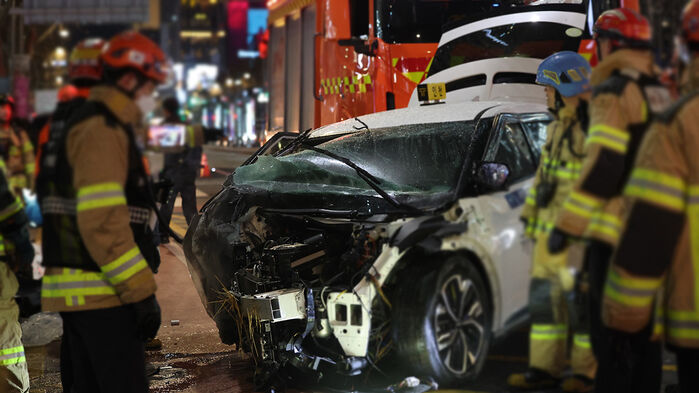 2일 오후 6시 5분쯤 서울 종로구 종각역 앞 도로에서 승용차 2대와 택시 1대가 잇따라 추돌하는 교통사고가 났다. (사진=연합뉴스)