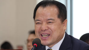 이 대통령, 위철환 중앙선관위원에 임명장 수여