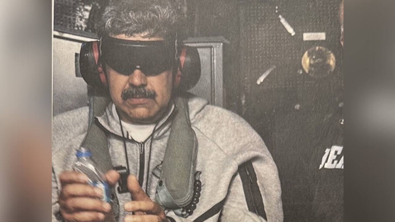 트럼프 미국 대통령이 SNS에서 공개한 눈을 가린 채 압송되는 마두로 베네수엘라 대통령의 모습. (사진=트럼프 대통령 트루스 소셜 캡처)