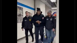 끌려오면서 "새해 복" 여유만만&hellip;"와아아!" 몰려든 시위대 