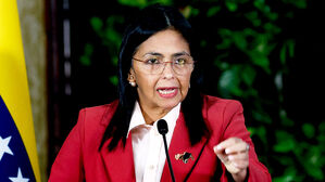 모습 드러내 "유일한 대통령"&hellip;국가비상사태 선포, 군에 '총동원령' 