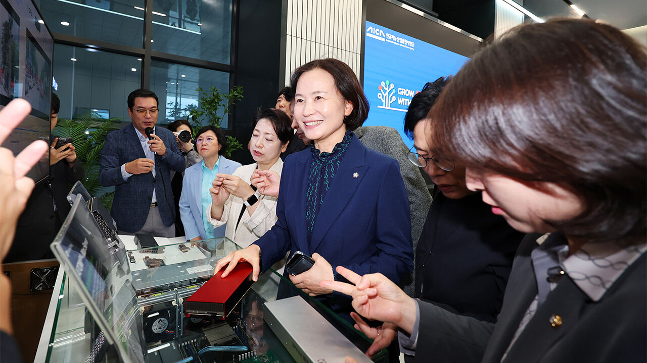 지난해 10월 광주 북구 오룡동 광주AI데이터센터에서 국회 과학기술정보방송통신위원회 위원들이 국정감사 현장 시찰을 하고 있다. (사진=연합뉴스)