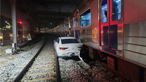 용산 철로에 음주운전 승용차 빠져 열차 충돌&hellip;만취 20대 입건