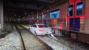 용산서 철로 빠진 승용차와 열차 충돌 승객 대피&hellip;인명 피해 없어