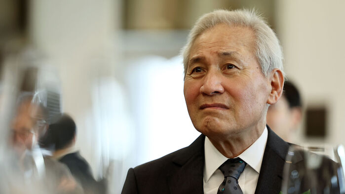 4·19 민주평화상 4회 수상자인 배우 안성기 씨가 지난 2023년 4월 19일 서울 중구 프레스센터에서 열린 시상식에서 출연한 작품을 보고 있다. (사진=연합뉴스)