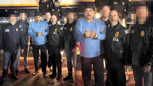 연행되는 중에 "잘 자요"&hellip;양팔 붙들린 마두로 '엄지 척'