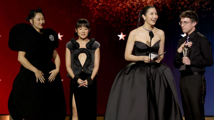 제31회 크리틱스 초이스 어워즈에서 영화 '케이팝 데몬 헌터스' 수록곡 골든이 최우수 노래상을 수상한 뒤, 오드리 누나, 레이 아미, 이재, 마크 소넨블릭이 소감을 말하고 있다. (사진=게티이미지)