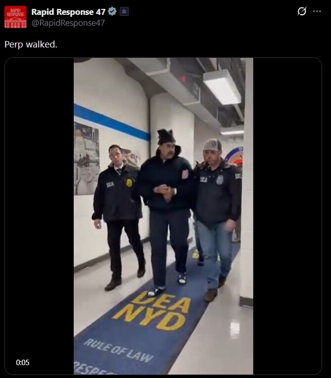 마두로 대통령이 미국 마약단속국에 연행되는 모습