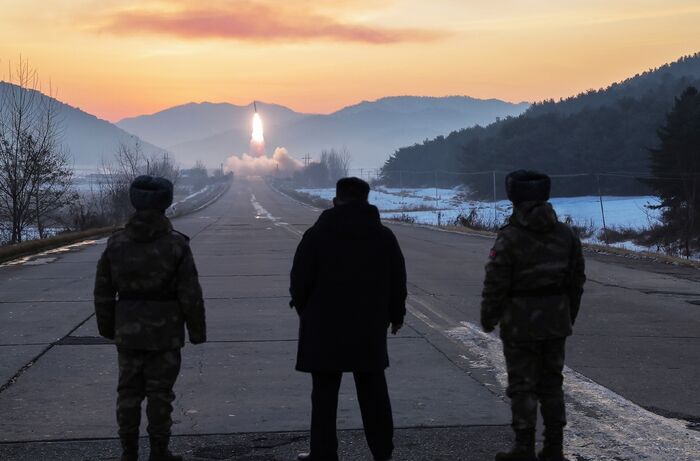 김정은 위원장, 4일 미사일 발사 참관 (북한 조선중앙통신) (사진=연합뉴스)