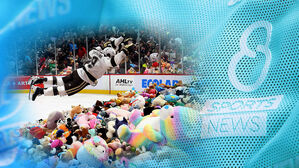 빙판에 쏟아진 사랑의 '인형 비'