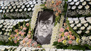 이어지는 추모 행렬&hellip;금관문화훈장 추서