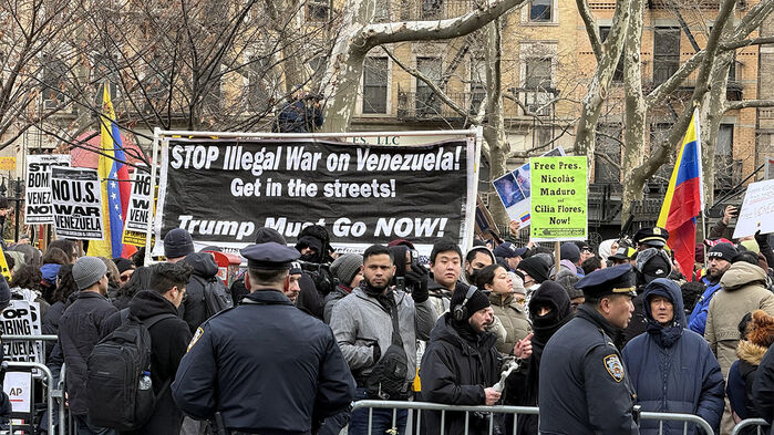 5일(현지시간) 니콜라스 마두로 베네수엘라 대통령이 출석한 미국 뉴욕 남부연방법원 청사 부근에서 미군의 마두로 대통령 체포 군사작전을 비판하는 시위와 옹호하는 시위가 동시에 벌어졌 (사진=연합뉴스)
