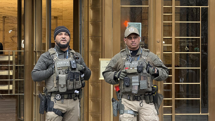 5일(현지시간) 니콜라스 마두로 베네수엘라 대통령이 출석하는 미국 뉴욕 맨해튼 뉴욕 남부연방법원 청사 입구에서 무장경찰이 경계 태세를 갖추고 있다. <br /><br />(사진=연합뉴스)