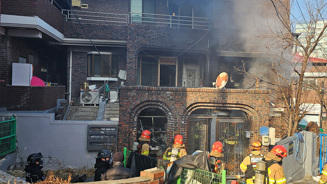 지난 4일 오전 9시 54분께 강원 춘천시 후평동의 다세대주택에서 불이 나 소방대원들이 진화작업을 벌이고 있다. (사진=연합뉴스)