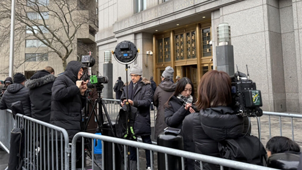 5일(현지시간) 니콜라스 마두로 베네수엘라 대통령이 출석하는 미국 뉴욕 맨해튼 뉴욕 남부연방법원 청사 입구에서 각국 취재진이 중계를 준비하고 있다. (사진=연합뉴스)