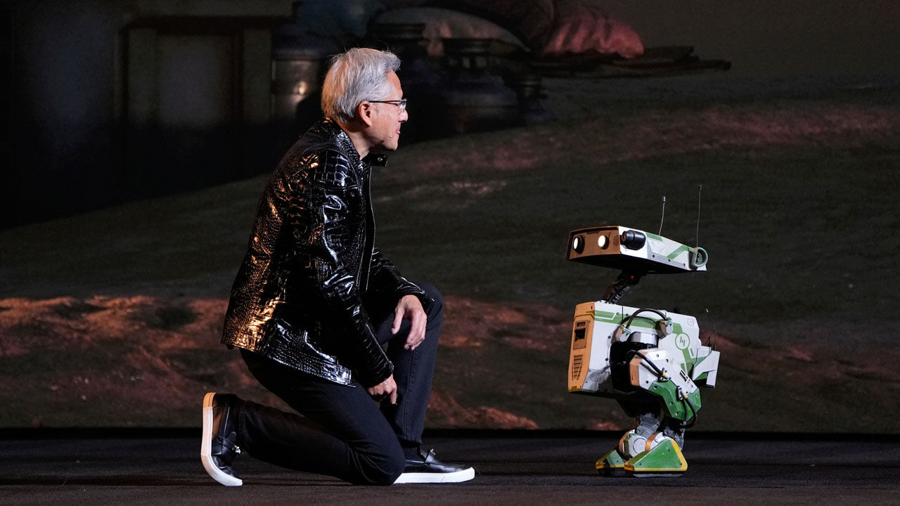 젠슨 황 엔비디아 CEO가 5일(현지시간) 미국 네바다주 라스베이거스 퐁텐블로 호텔에서 열린 엔비디아 CES 2026 라이브에서 로봇과 함께 기조연설을 하고 있다. (사진=게티이미지)