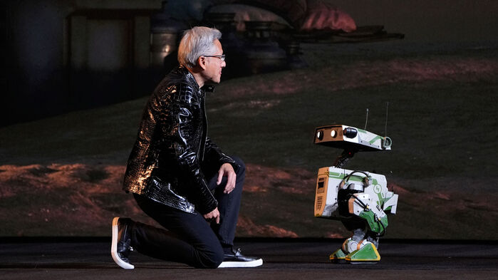 젠슨 황 엔비디아 CEO가 5일(현지시간) 미국 네바다주 라스베이거스 퐁텐블로 호텔에서 열린 엔비디아 CES 2026 라이브에서 로봇과 함께 기조연설을 하고 있다. (사진=게티이미지)