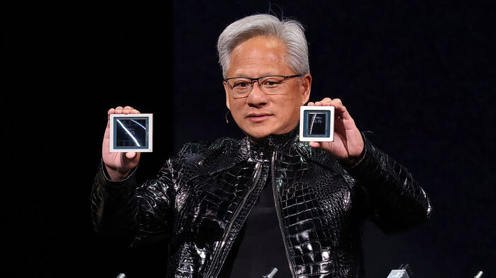 젠슨 황 엔비디아 CEO가 5일(현지시간) 미국 네바다주 라스베이거스 퐁텐블로 호텔에서 열린 엔비디아 CES 2026 라이브에서 기조연설을 하던 중 AI 칩을 들어올리고 있다. (사진=연합뉴스)