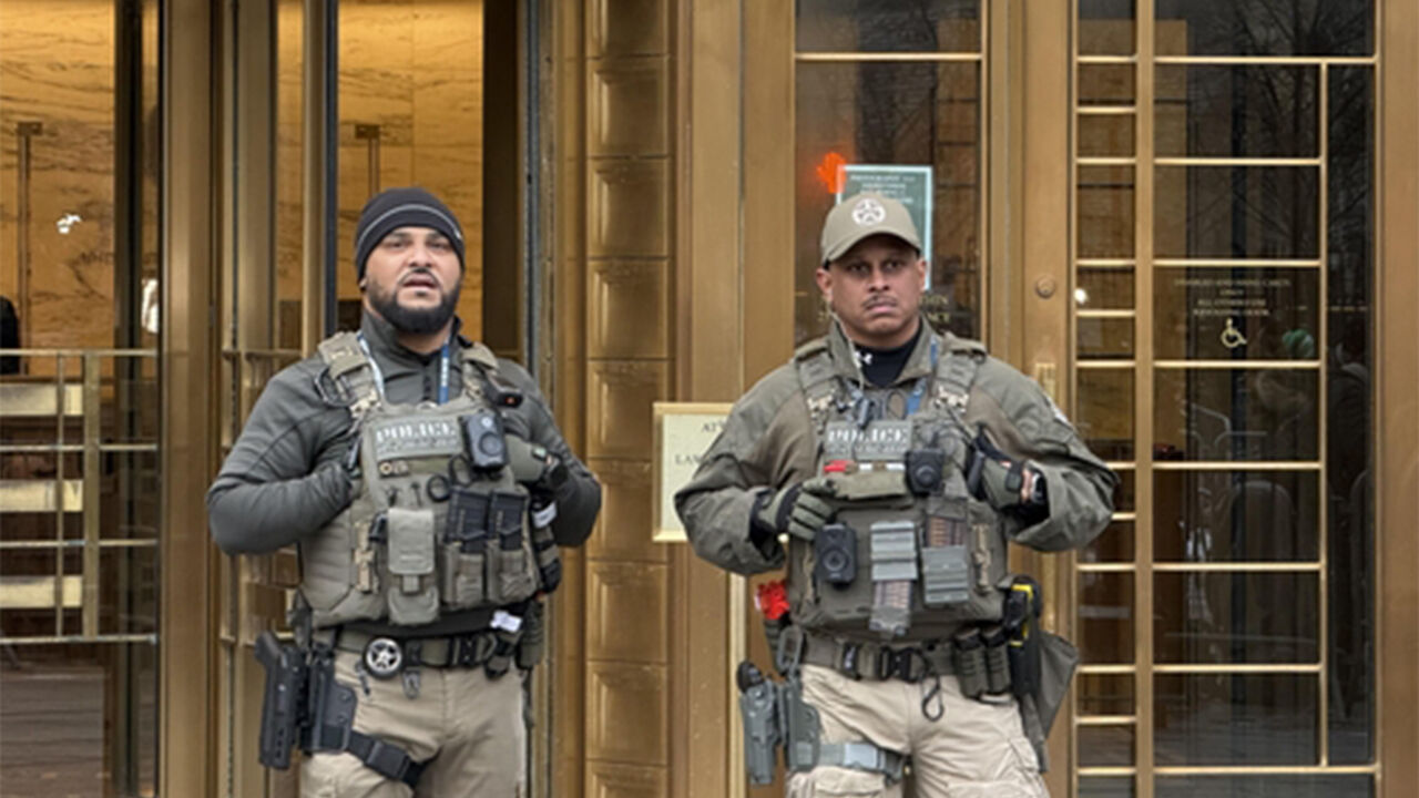 5일(현지시간) 니콜라스 마두로 베네수엘라 대통령이 출석하는 미국 뉴욕 맨해튼 뉴욕 남부연방법원 청사 입구에서 무장경찰이 경계 태세를 갖추고 있다. (사진=연합뉴스)