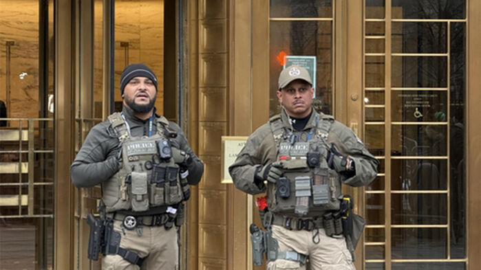 5일(현지시간) 니콜라스 마두로 베네수엘라 대통령이 출석하는 미국 뉴욕 맨해튼 뉴욕 남부연방법원 청사 입구에서 무장경찰이 경계 태세를 갖추고 있다. (사진=연합뉴스)