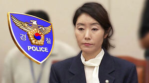 강선우 전 보좌관 피의자 소환&hellip;'1억 의혹' 시의원 출국