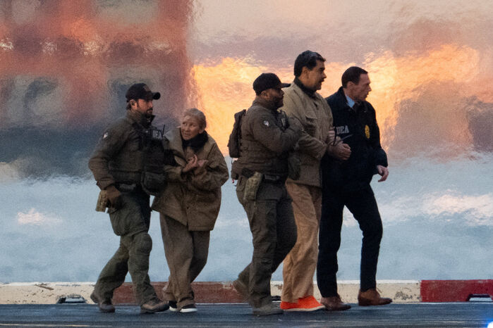 마두로 부부 법원으로 이송되는 모습