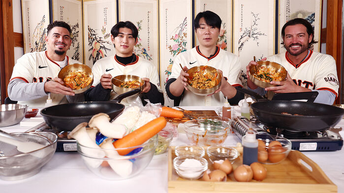 메이저리그 샌프란시스코 자이언츠의 윌리 아다메스(왼쪽부터)와 이정후, 최현석 셰프, 토니 바이텔로 감독이 한국 전통 음식 만들기 체험을 마친 뒤 기념 촬영하고 있다. (사진=연합뉴스)