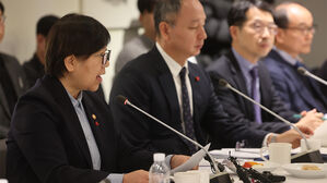 복지장관 "의사 인력 추계 결과 존중&hellip;국민 생명 고려 정책적 판단"