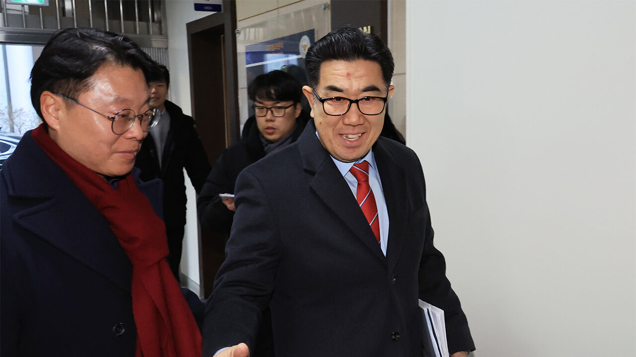 통일교 금품 수수 의혹을 받는 김규환 전 미래통합당 의원의 대리인인 장승호 씨가 7일 서울 서대문구 경찰청으로 포렌식 조사 참관을 위해 들어서고 있다. (사진=연합뉴스)