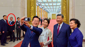 '일 만남서 주머니 손' 중 관료, 한중 정상 만남 땐 미소 '화제'