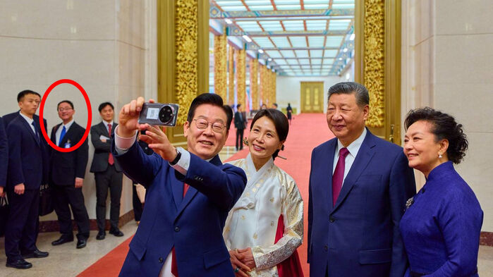 한중 정상 '셀카' 뒤 포착된 류진쑹 중국 외교부 아시아 국장 (사진=이재명 대통령 엑스(X·옛 트위터) 캡처, 연합뉴스)