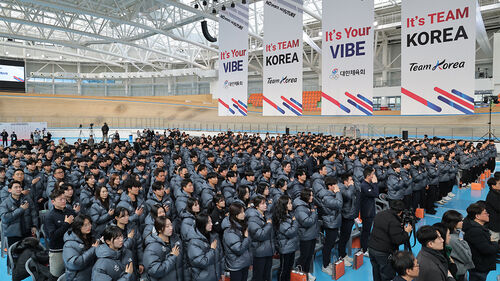 7일 충북 진천선수촌에서 열린 2026 국가대표 훈련 개시식에서 선수 등 참석자들이 국기에 경례하고 있다. (사진=연합뉴스)
