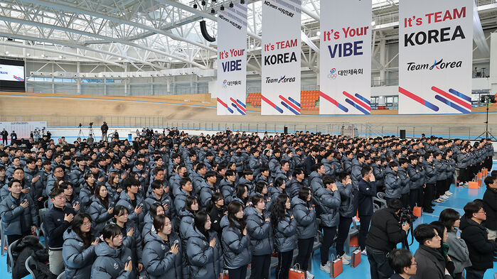 7일 충북 진천선수촌에서 열린 2026 국가대표 훈련 개시식에서 선수 등 참석자들이 국기에 경례하고 있다. (사진=연합뉴스)
