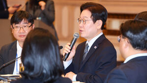 이 대통령 65분 생중계 '열변'&hellip;중국 동행 기자들과 깜짝 오찬간담회