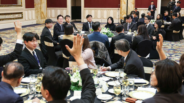 중국을 국빈방문 중인 이재명 대통령이 7일 상하이의 한 호텔에서 열린 순방 기자단 오찬 간담회에서 취재진의 질문을 받고 있다. (사진=연합뉴스)