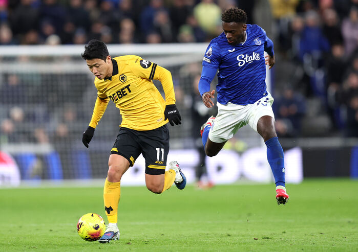 볼 경합 하는 울버햄프턴의 황희찬 (사진=게티이미지)