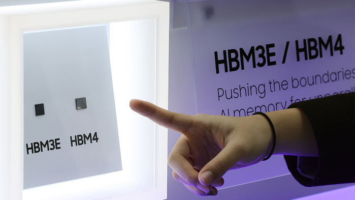 서울 강남구 코엑스에서 열린 '반도체대전(SEDEX) 2025'에 마련된 삼성전자 부스에 6세대 고대역폭 메모리인 HBM4와 HBM3E 실물이 전시돼있다.(사진=연합뉴스)