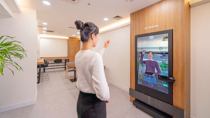 종각 지하도상가 '스마트쉼터' 내 'AI 가상 피팅룸' (사진=서울시 제공, 연합뉴스)