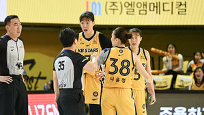 '판정에 불만 표출' 여자농구 KB 박지수, 반칙금 50만 원