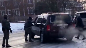 "내려" SUV 그냥 출발하자&hellip;경찰이 운전자 사살 '발칵' 