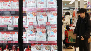 미정부 식단 지침에 '김치' 첫 포함&hellip;대상&middot;CJ, 수출 탄력 받는다