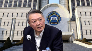 윤, 검은 정장 입고 출석&hellip;사형? 무기징역? 운명은