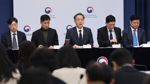 "'경제 대도약 원년' 올해 성장 2% 넘기겠다"&hellip;국부펀드 20조 추진