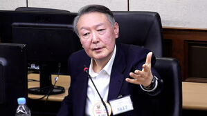 [속보] 윤 측 "일반이적 사건 재판부에 구두로 기피신청"