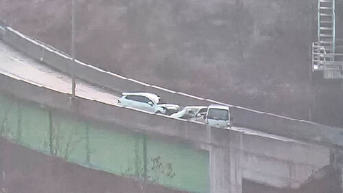 10일 서산영덕고속도로 경북 구간 곳곳에서 다중 추돌사고로 사상자가 다수 발생했다. 한국도로공사 CCTV에 촬영된 사고 현장.